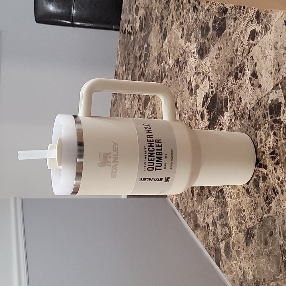 New Release Stanley Cup 40 oz Quencher Flowstate Cream